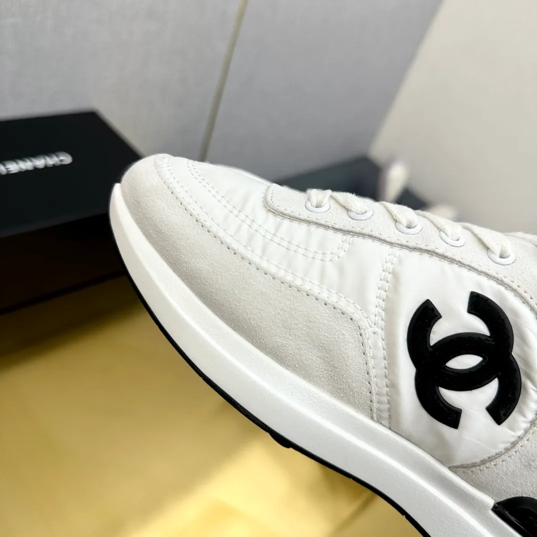 👟👟Ex-factory price 520👟👟 Chanel Chanel - 2024 counter top casual sports shoes This classic design; the upper is electro-embroidered with a variety of techniques; the outsole is fashionable and sporty; it is unusual to incorporate a variety of color matching elements... The diversified mix and match is very beautiful and versatile, casual, fashionable, sports and outdoor can be taken into account... ꫛꫀꪝ Go➫ Material: ❶Upper made of: Original imported mercerized velvet + double-layer breathable mesh ❷Inner use: Original imported breathable mesh ❸Outsole based on: Original T👟👟Factory price U combination outsole Counter boutique packaging complete set Women 35–41 Men 38-46